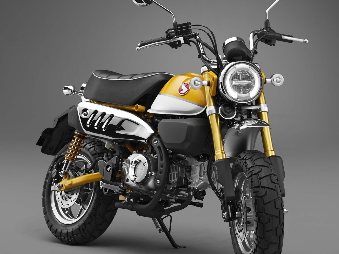 Мотоцикл Honda Monkey 125, 2017 на сером фоне
