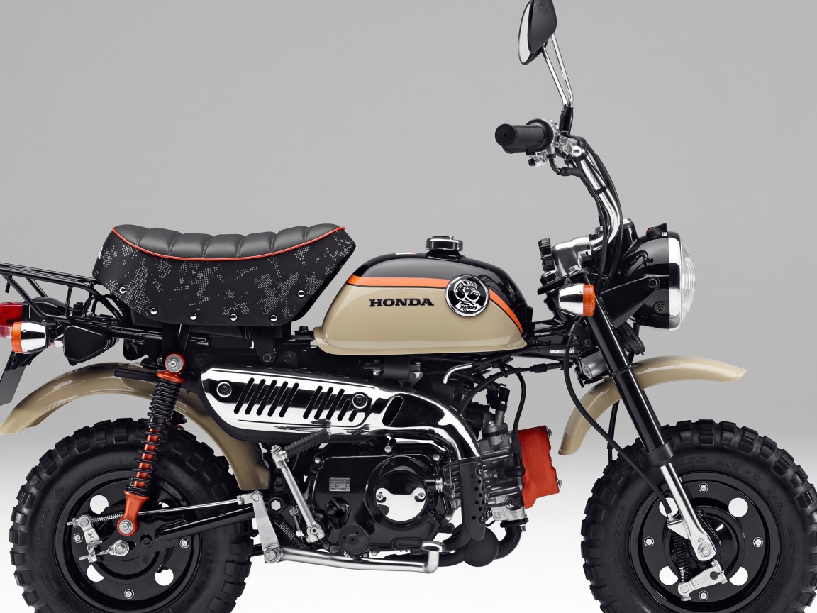 Гоночный мотоцикл Honda Z50, 2017 на сером фоне