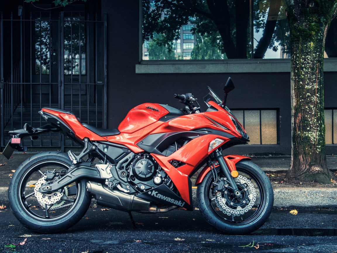 Красный мотоцикл Kawasaki Ninja 650R 