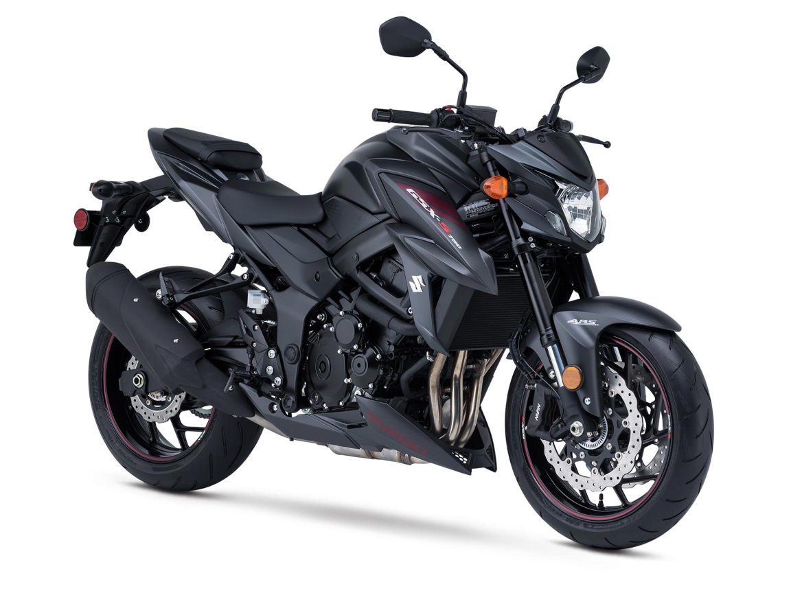 Черный мотоцикл Suzuki GSX-S750Z на белом фоне