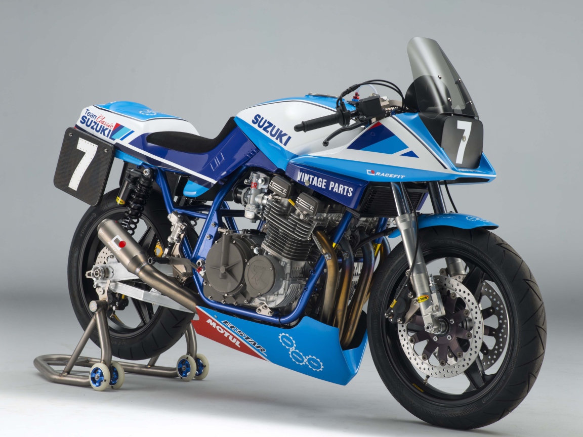 Мотоцикл Suzuki GSX1100SD синего цвета 