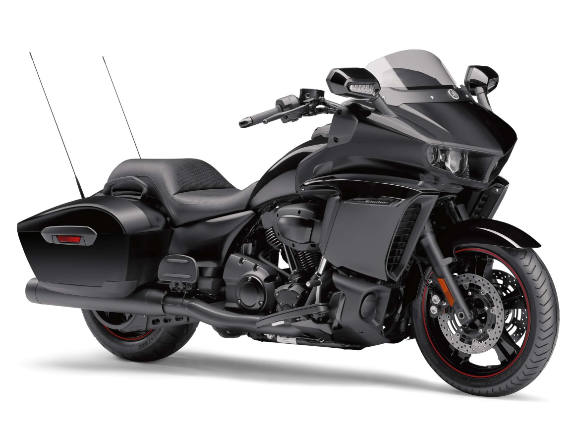 Черный мотоцикл Yamaha Star Eluder, 2018 на белом фоне