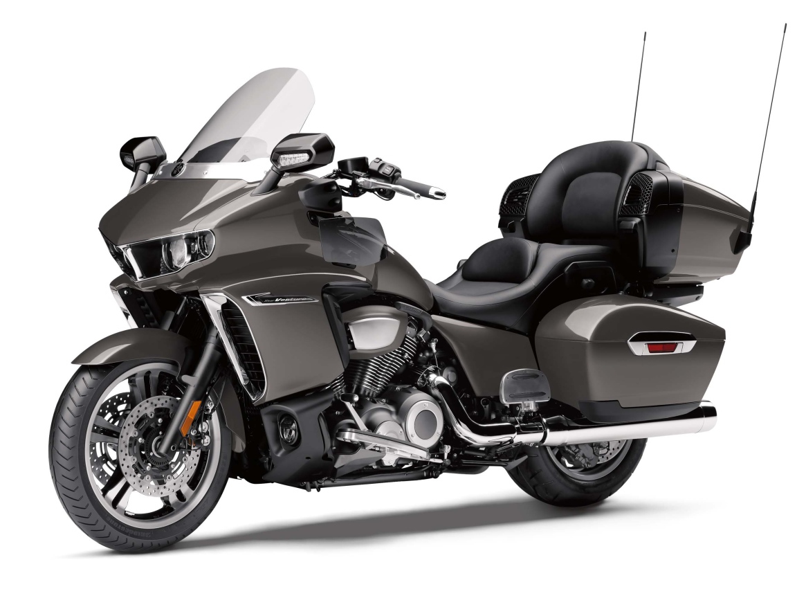 Серый мотоцикл Yamaha Star Venture, 2018 на белом фоне