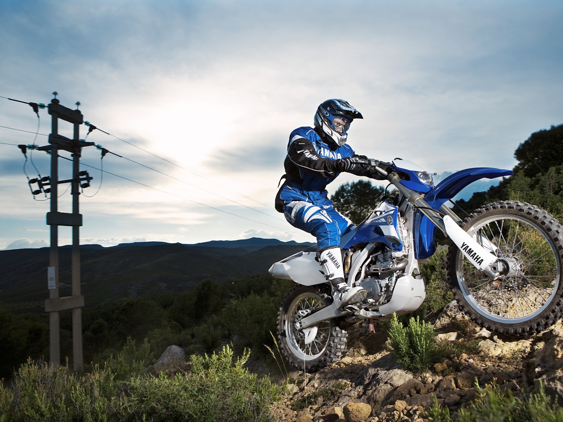 Мотоциклист на мотоцикле Yamaha  WR450F на мотокроссе
