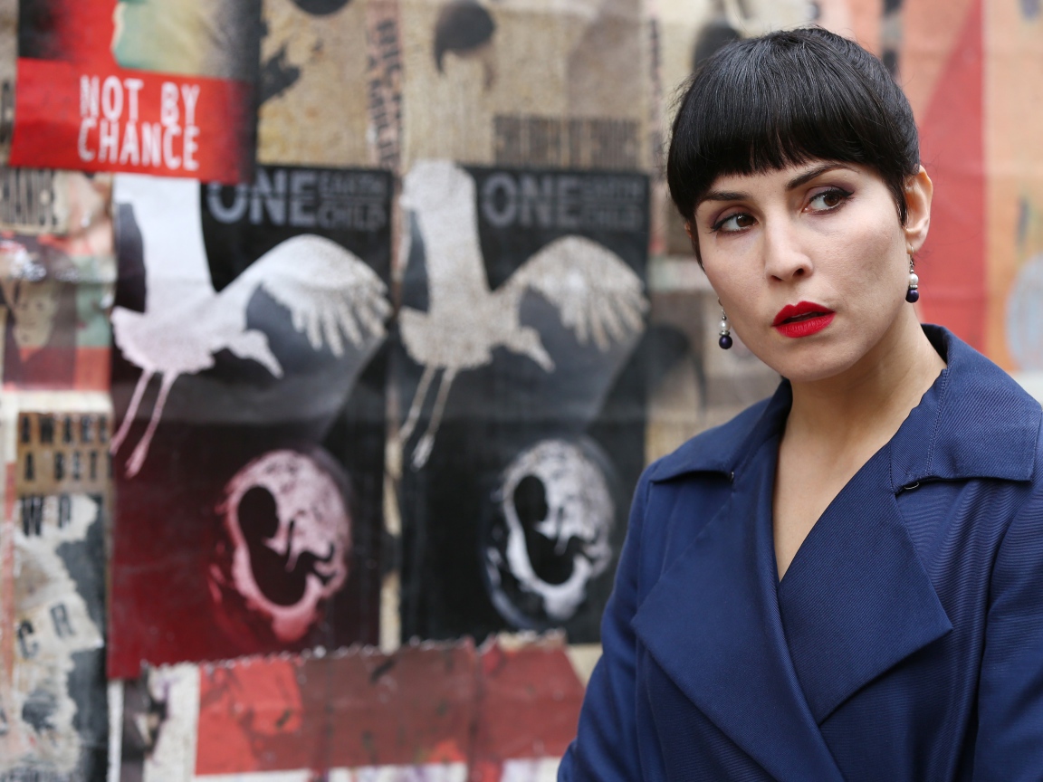 Актриса Нуми Рапас в фильме Тайна 7 сестёр, 2017