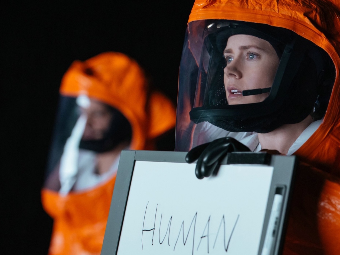 Главные герои в скафандрах фильм Прибытие 