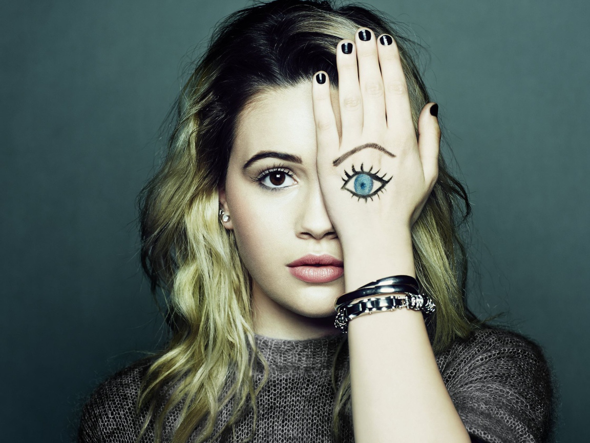 Американская певица Беа Миллер с рисунком на руке