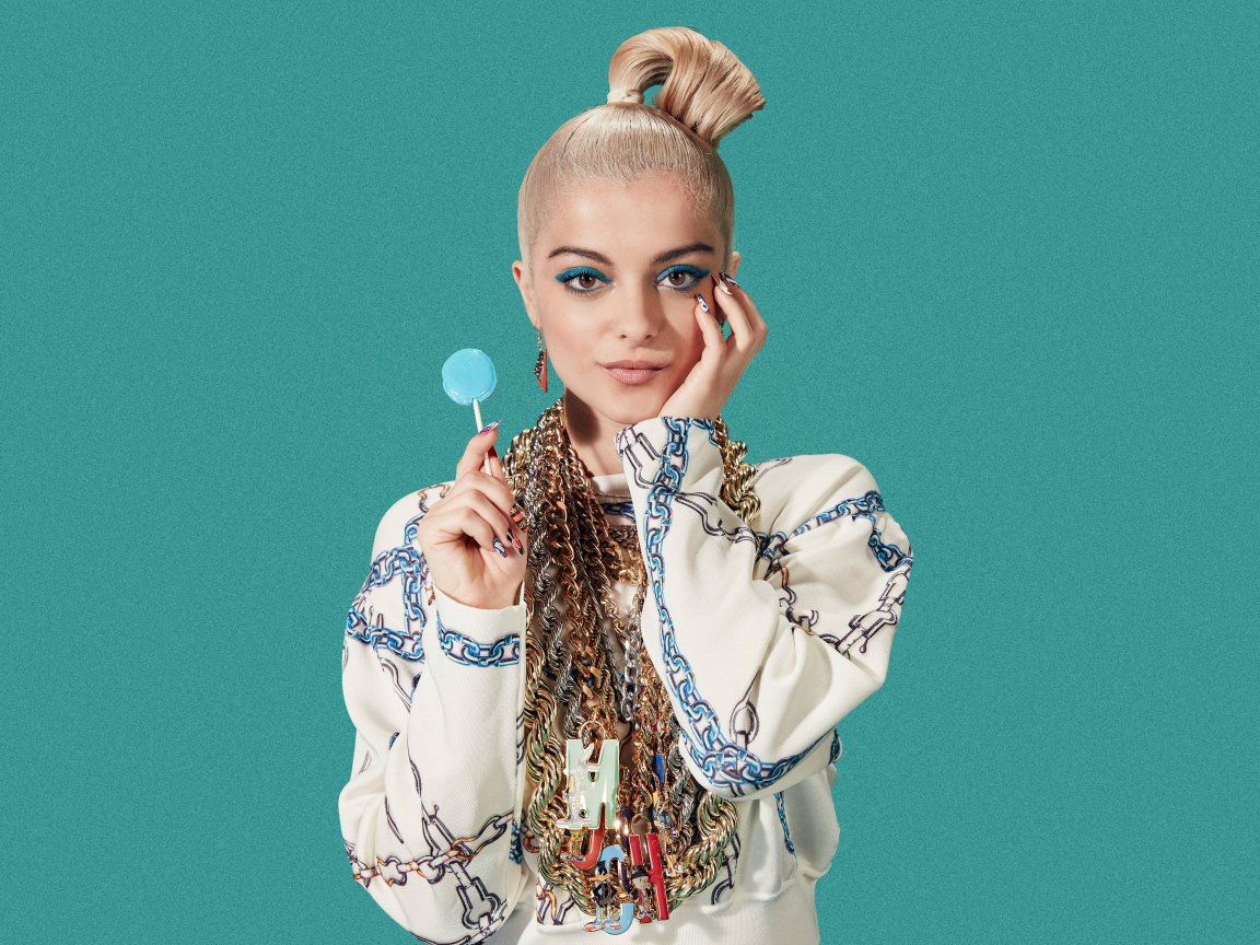 Американская певица Биби Рекса с леденцом в руках на зеленом фоне