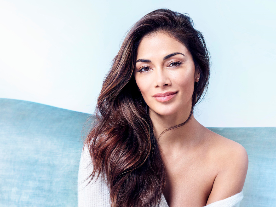 Американская певица брюнетка Николь Шерзингер