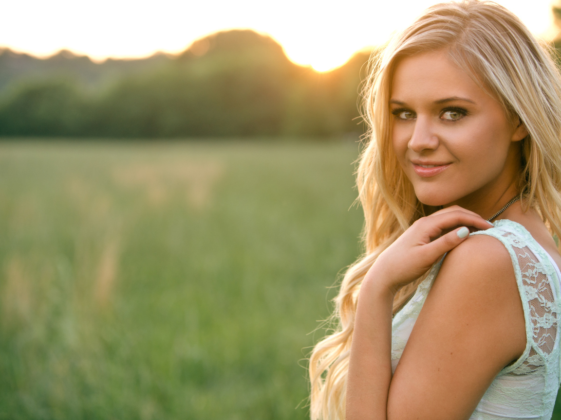 Красивая блондинка певица  Келси Баллерини 