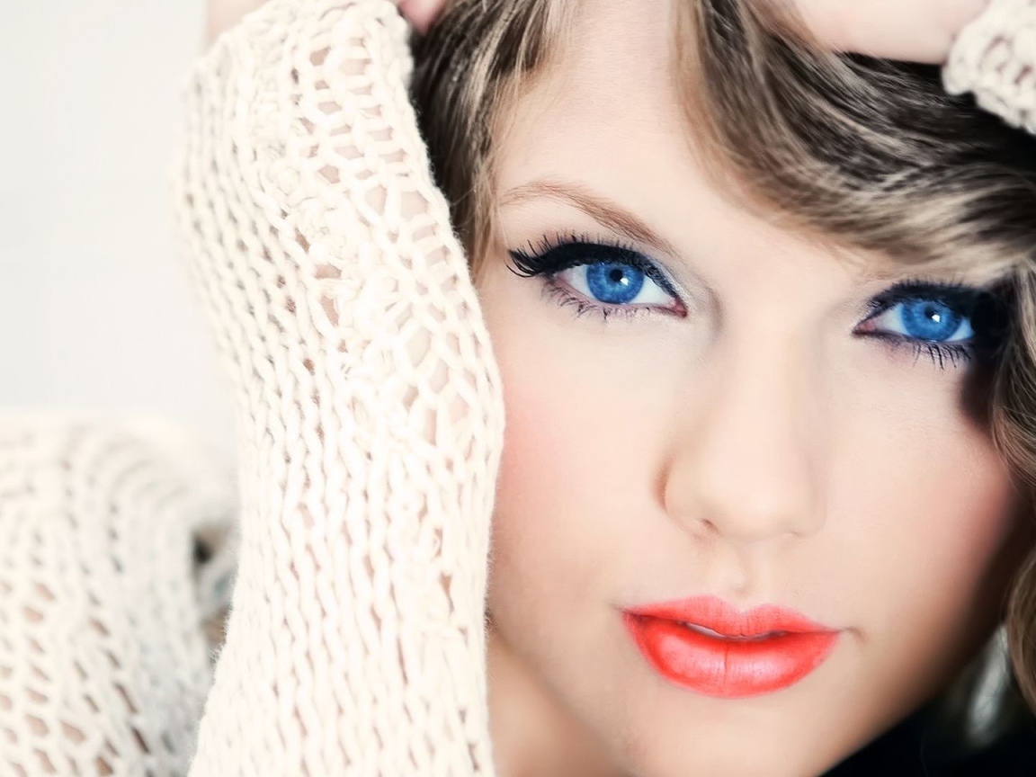 Красивая голубоглазая девушка певица Тейлор Свифт