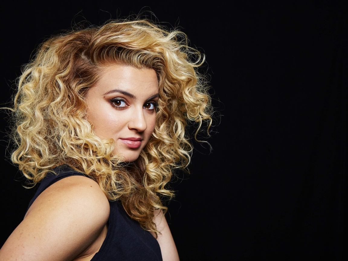 Красивая девушка американская певица Тори Келли