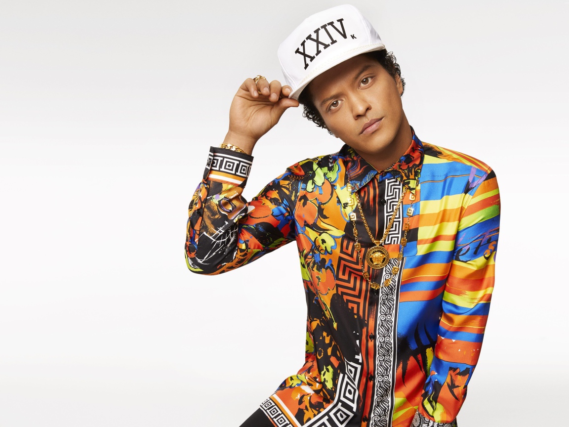 Популярный исполнитель  Бруно Марс фото на белом фоне