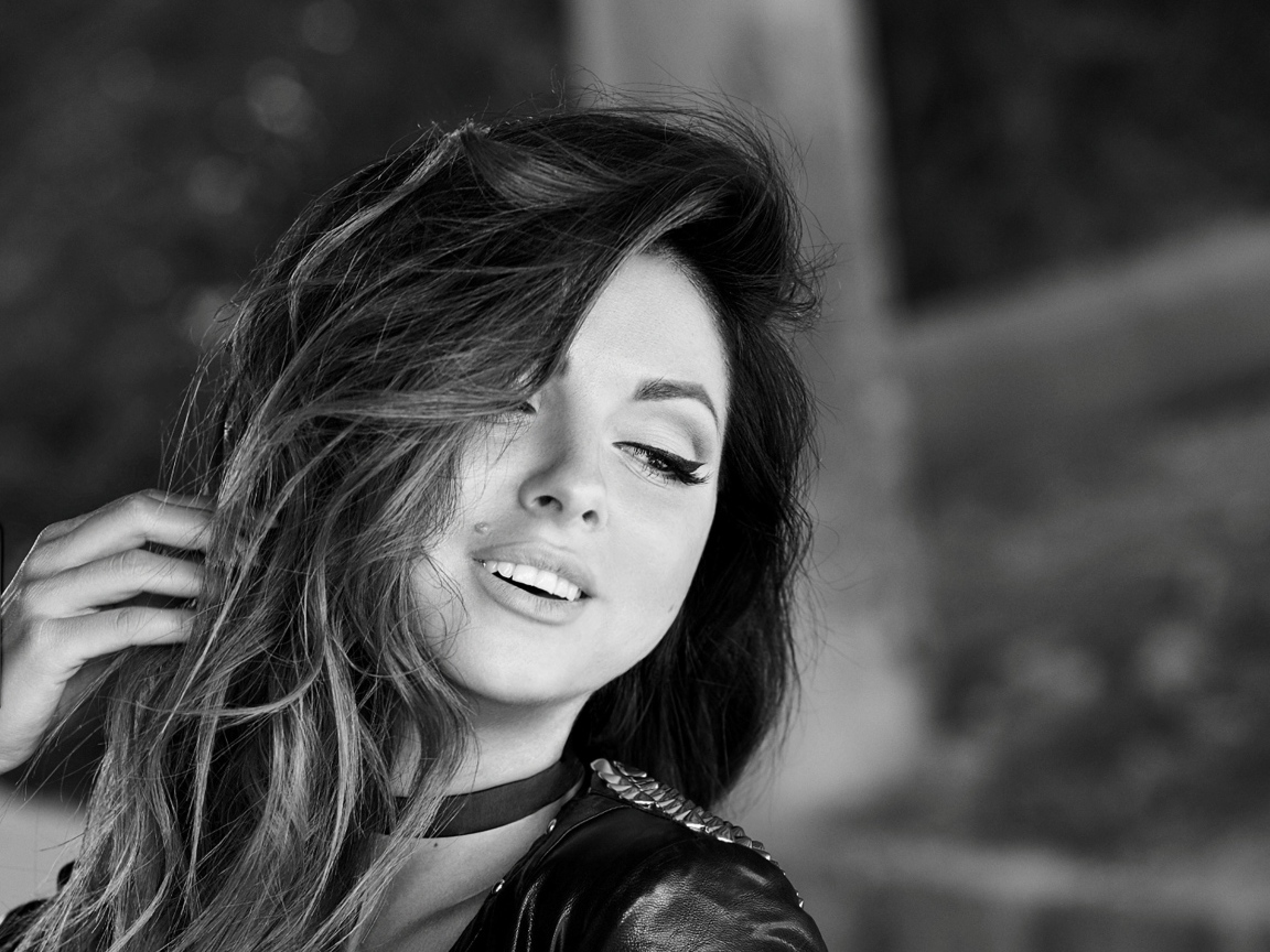 Молодая российская певица Нюша черное белое фото 
