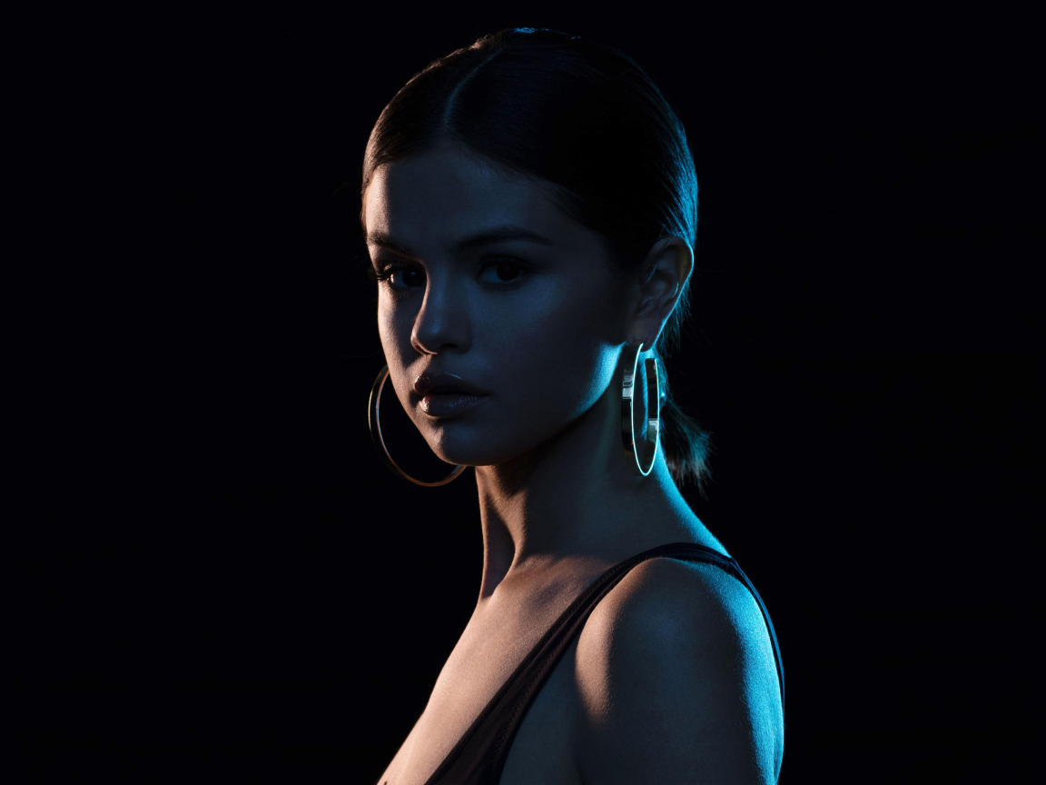 Молодая певица Селена Гомес фото на черном фоне