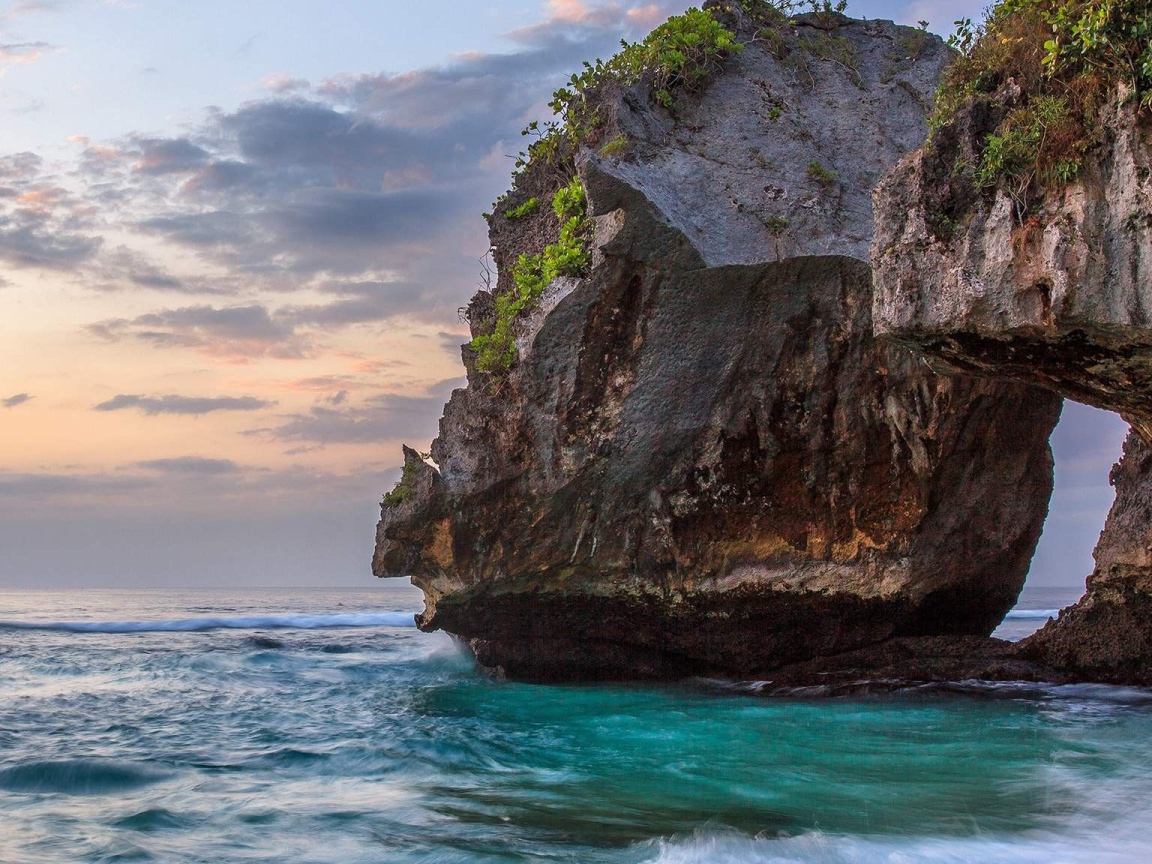 Большая скала на побережье океана 