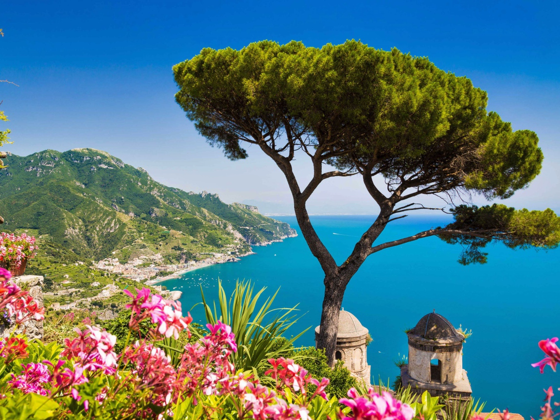 Береговая линия города Амальфи на фоне голубого океана, Италия