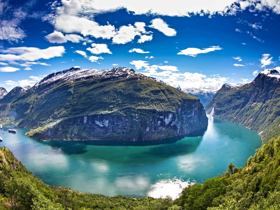 Живописный Гейрангер-фьорд под красивым голубым небом с белыми облаками, Норвегия