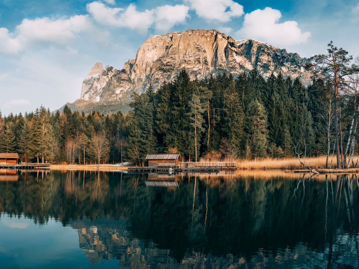 Сосновый лес и гора отражаются в озере