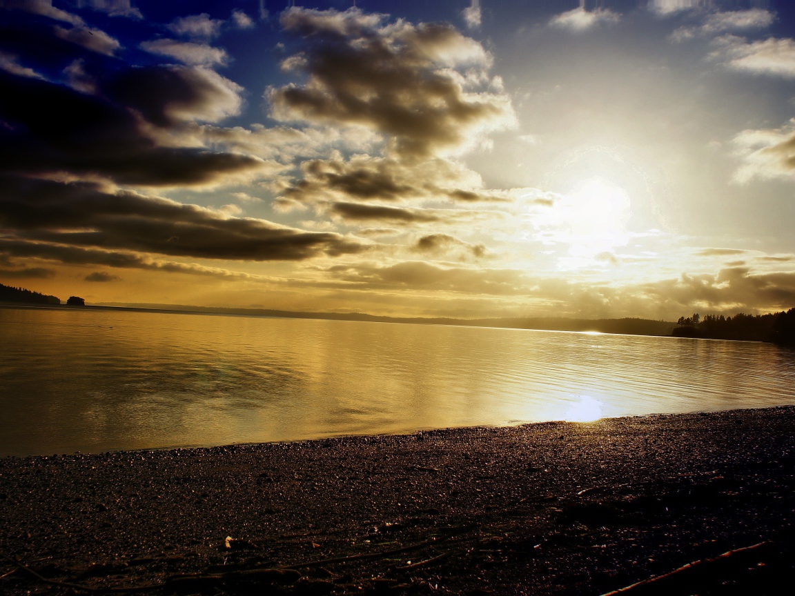 Закат солнца и облака над морем 