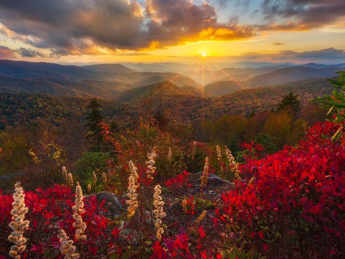 Закат солнца в небе над горным пейзажем
