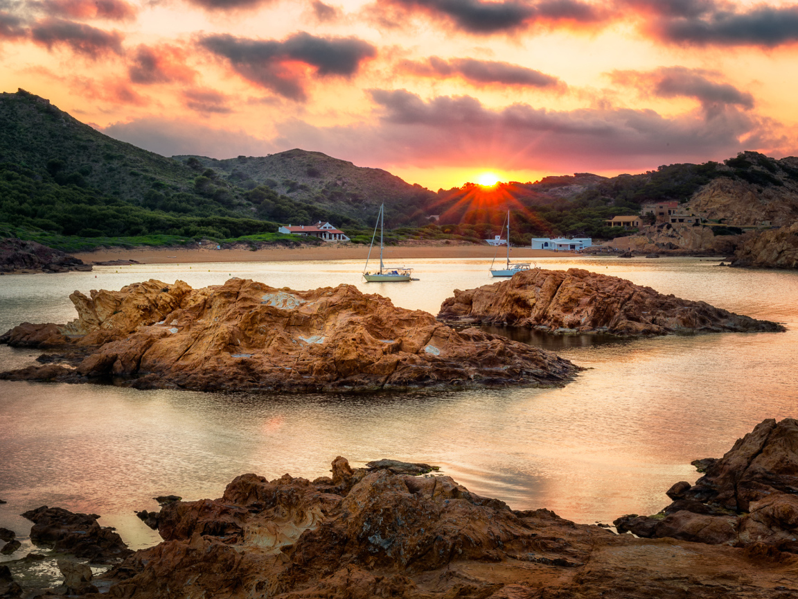 Побережье в лучах солнца на рассвете под красивым небом