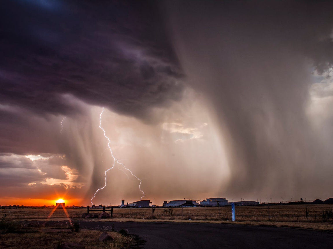 Гроза с молнией над фермой 