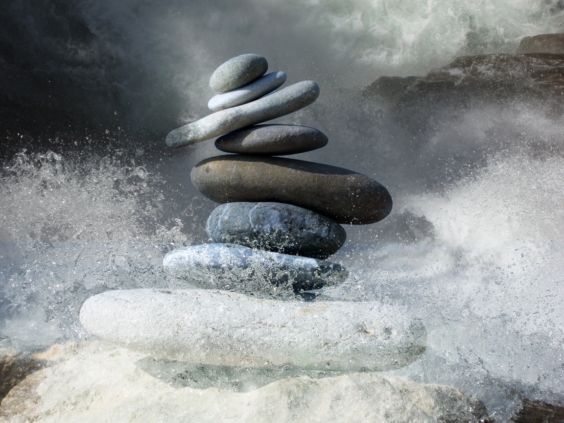 Дзен-камни с брызгами воды вокруг них