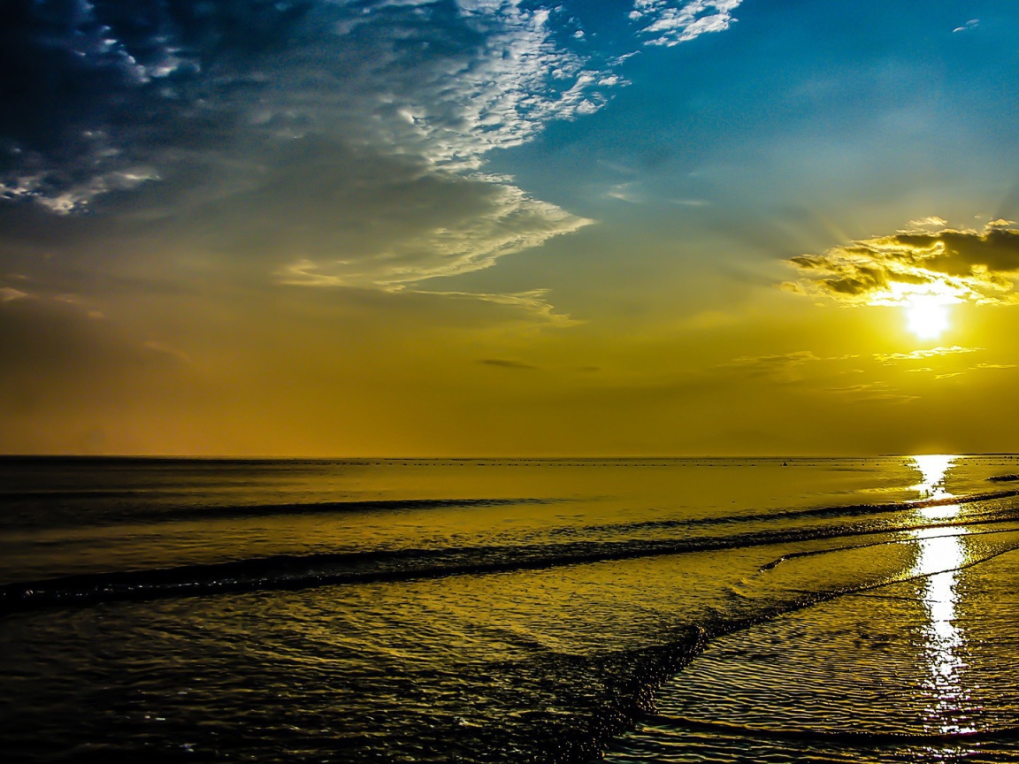 Красивый закат над пляжем  Санрайз