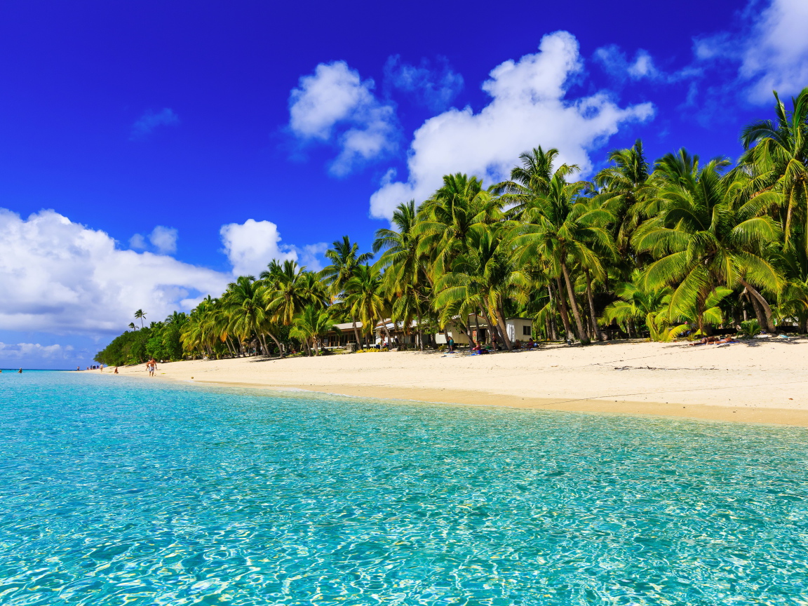 Чистая голубая вода у тропического побережья под голубым небом