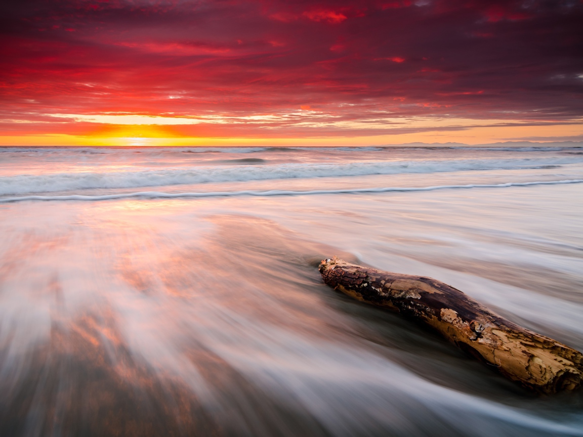 Восход солнца над тихом пляже  