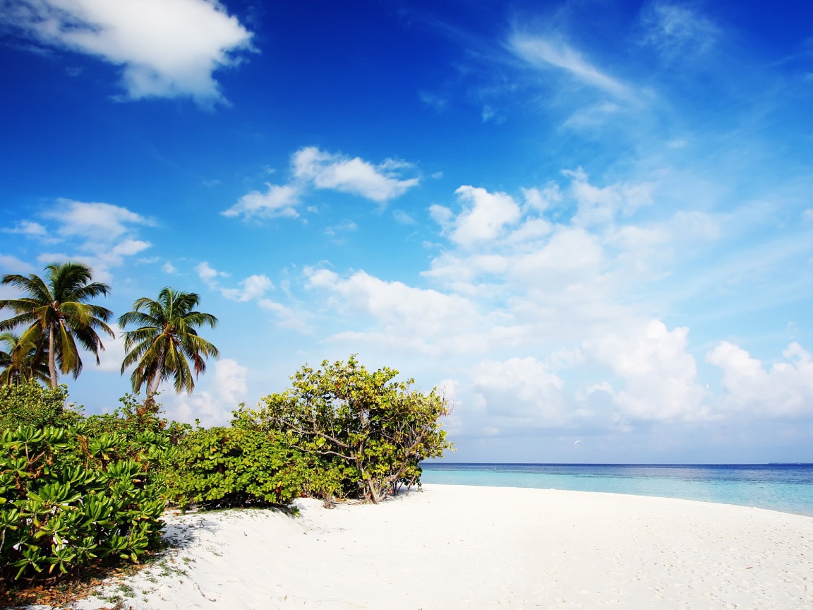 Тропический атолл на фоне голубого неба