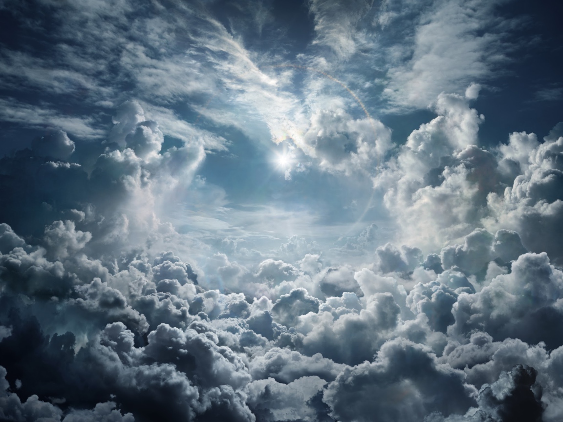 Солнце в небе с красивыми белыми облаками