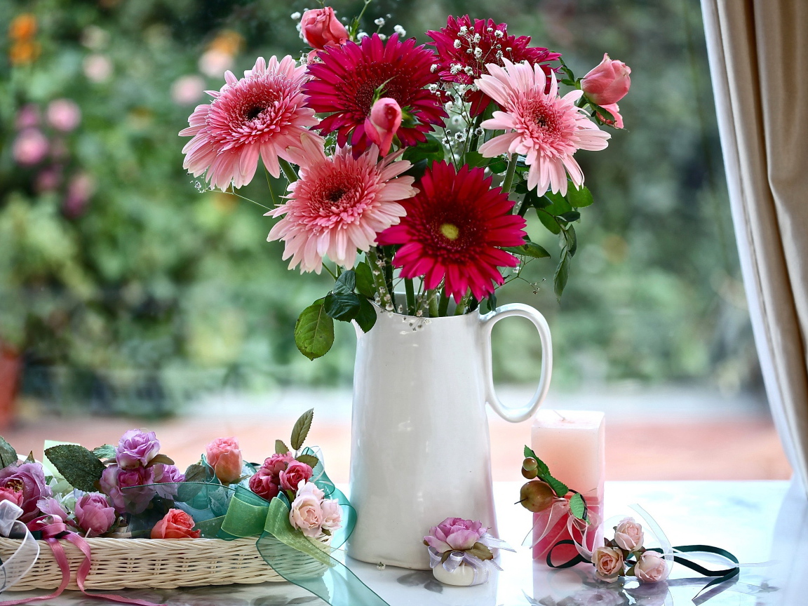 Букет гербер в белой вазе 