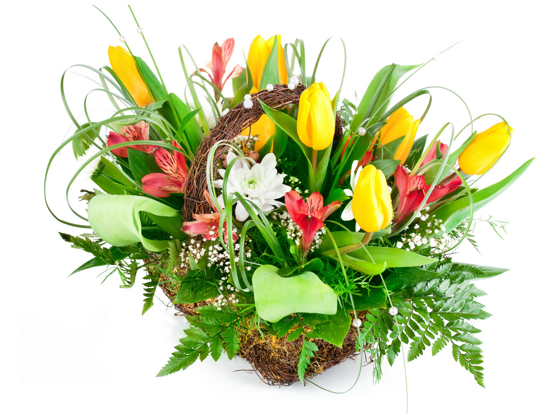 Букет желтых тюльпанов и красивых цветов альстрёмерия на белом фоне