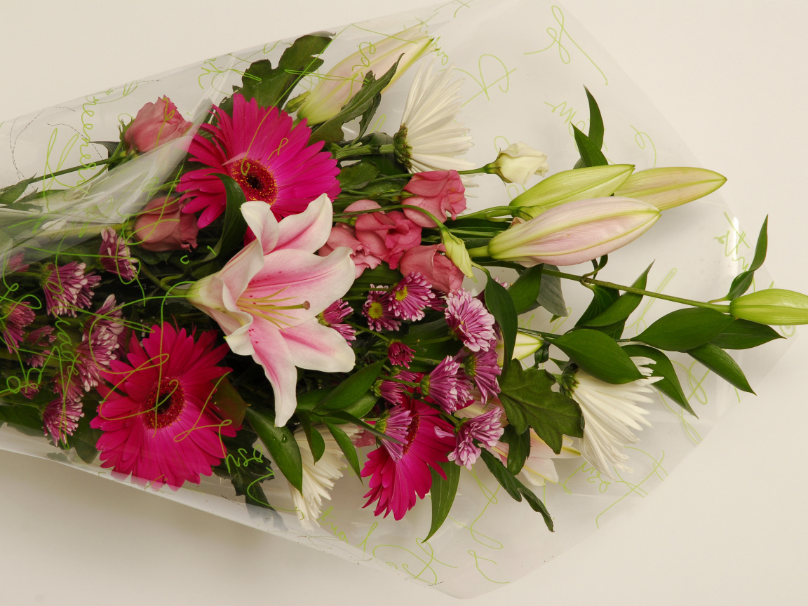 Красивый букет с лилиями, герберами и хризантемами