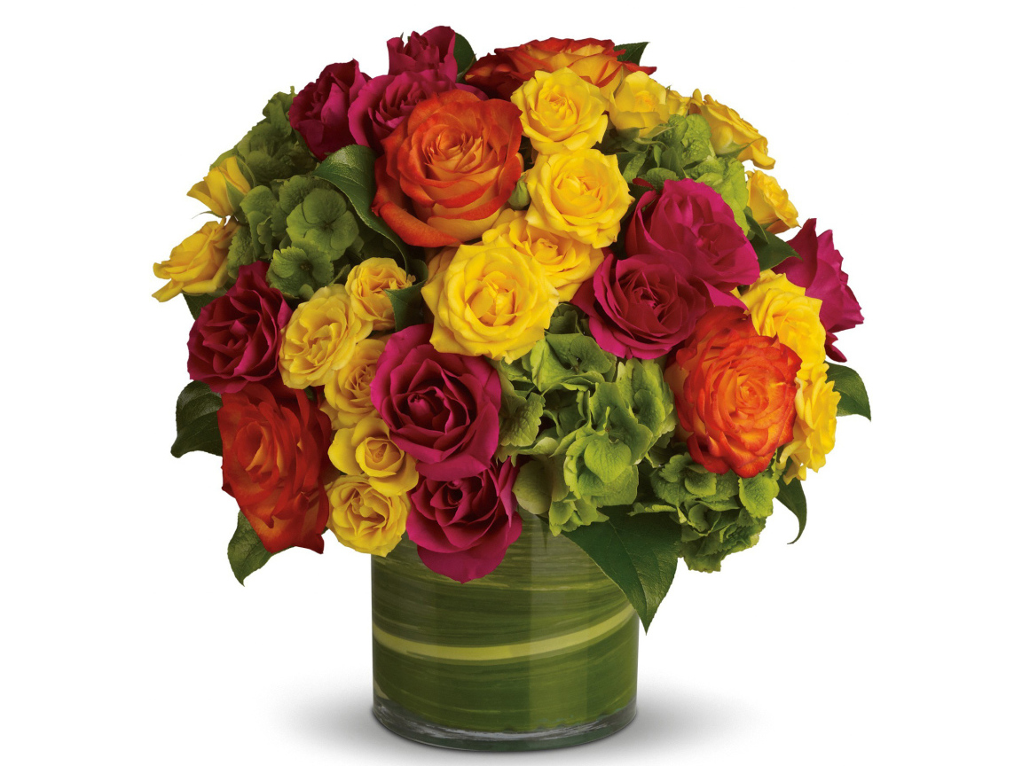 Букет разноцветный роз в вазе на белом фоне