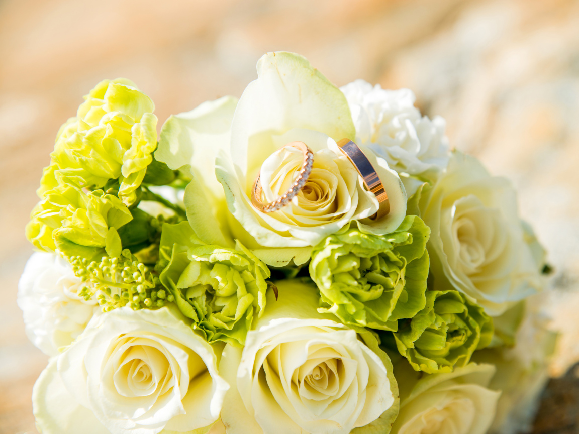 Букет из белых роз с гвоздиками и обручальными кольцами