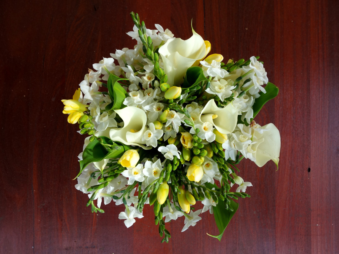 Нежные белые нарциссы и каллы в красивом букете