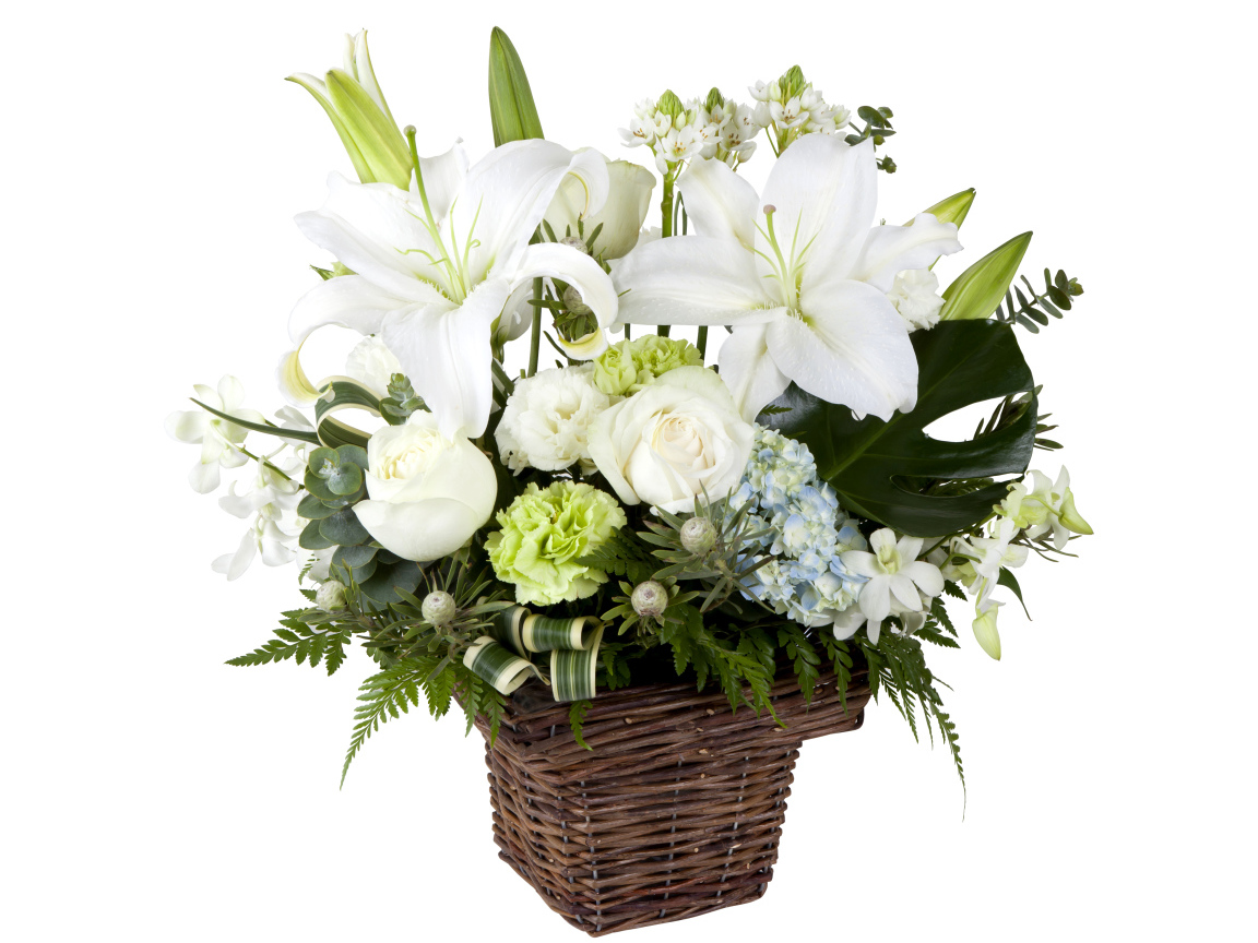 Цветы розы, гвоздики, лилии, хризантемы в корзинке на белом фоне