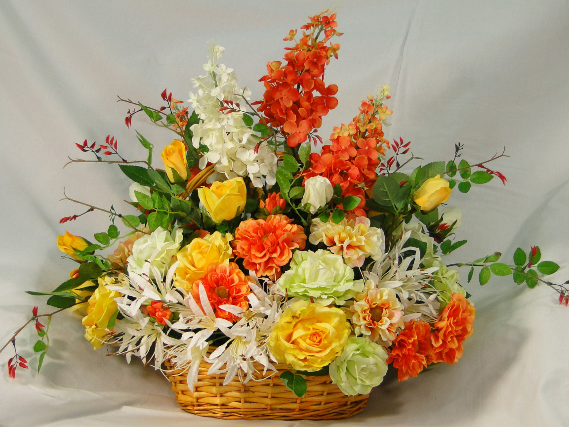 Большой букет цветов в плетеной корзине