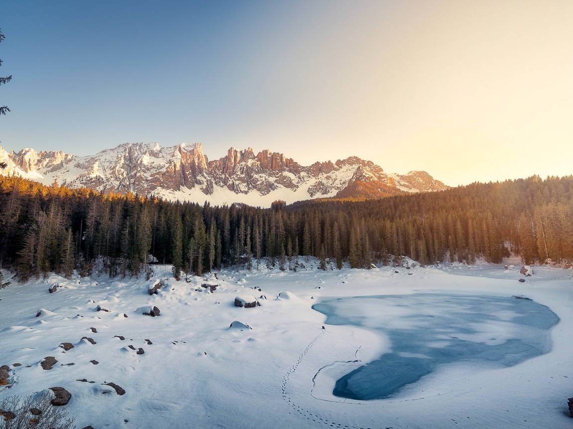 Горный массив Доломитовые Альпы и замерзшее озеро 