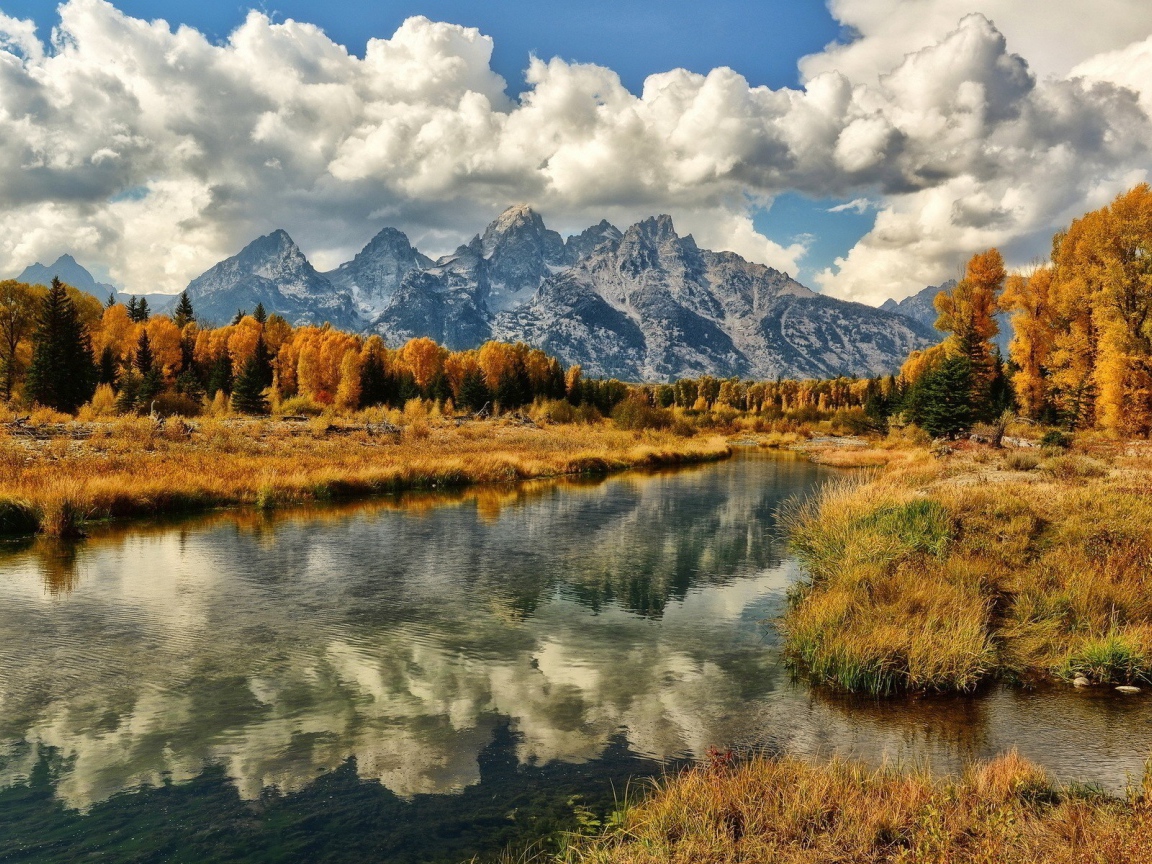 Белые облака над горами 