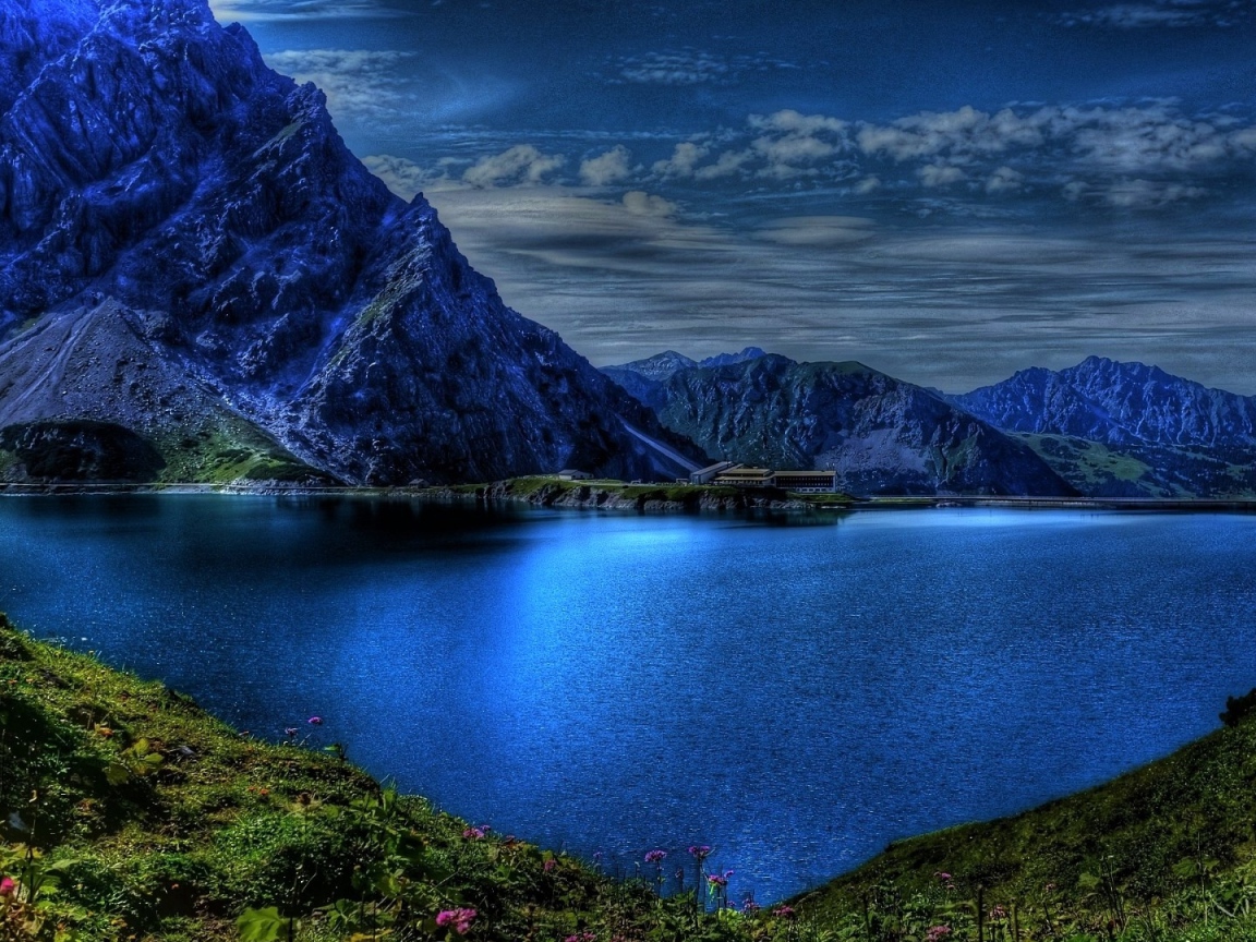 Голубая вода в озере и горы в сумерках