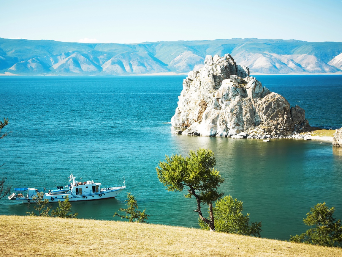 Скалы на берегу живописного озера Байкал, Россия