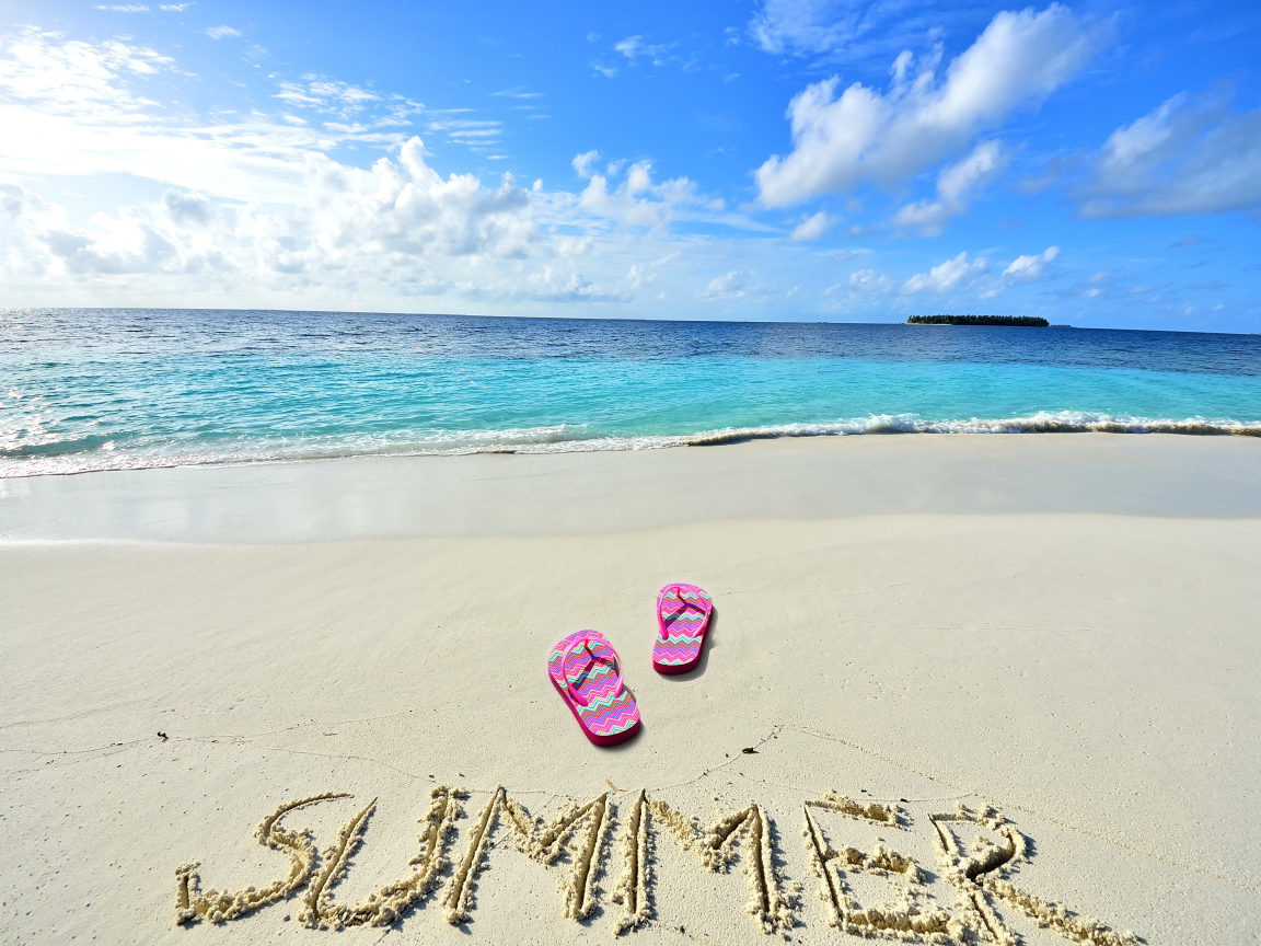 Надпись на теплом морском песке летом