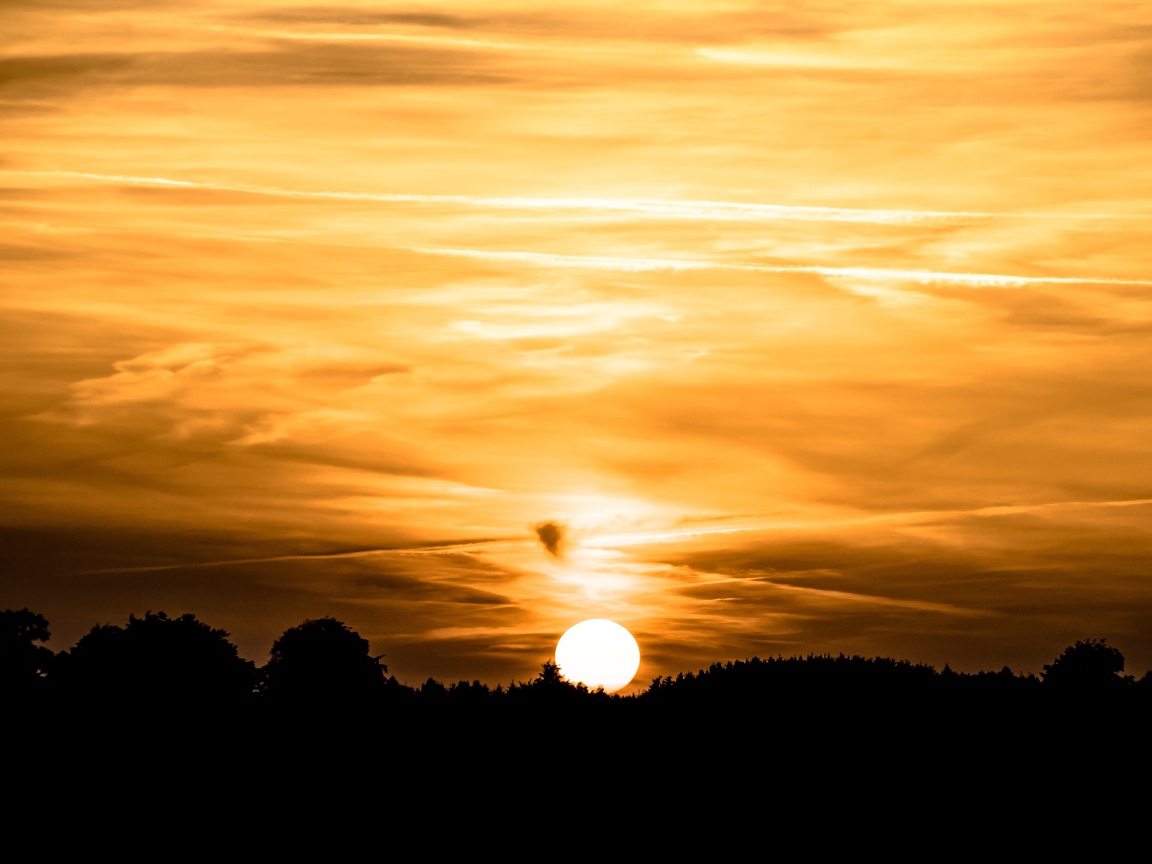 Закат солнца в небе золотого цвета