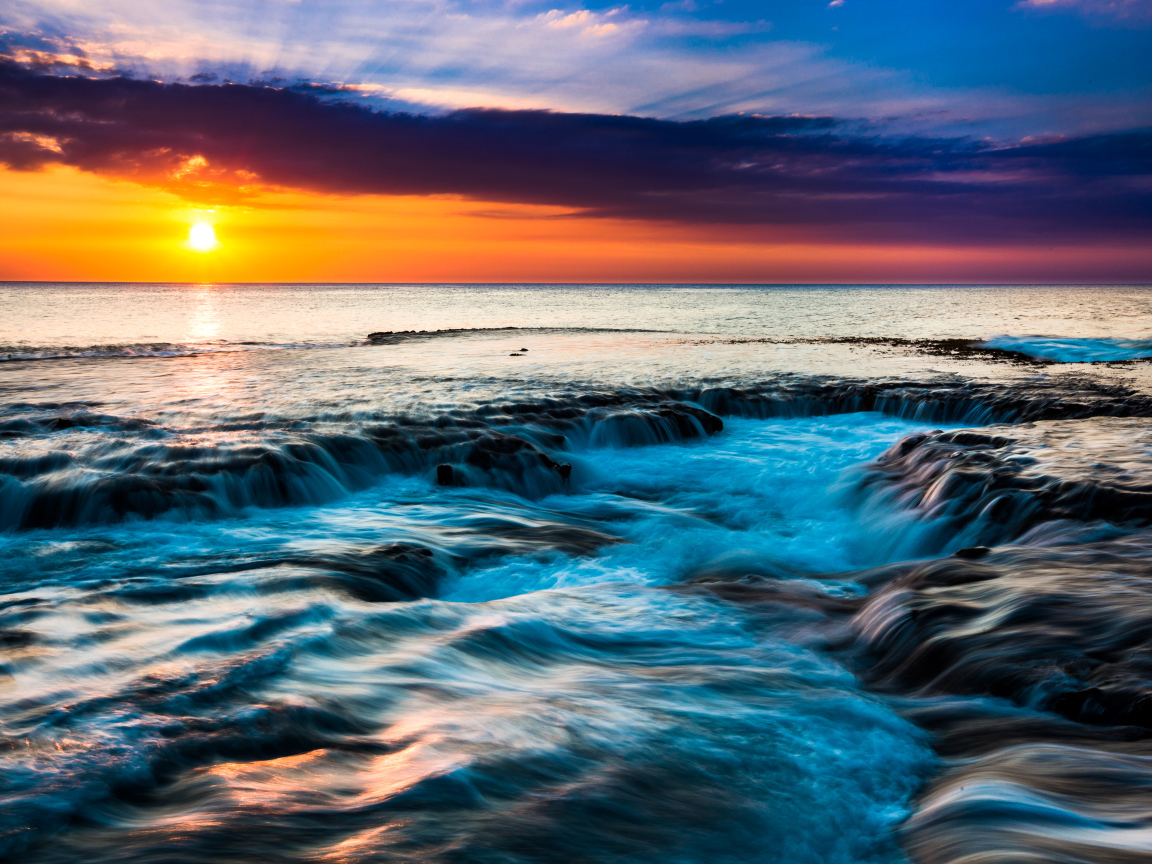 Закат солнца на горизонте над морем