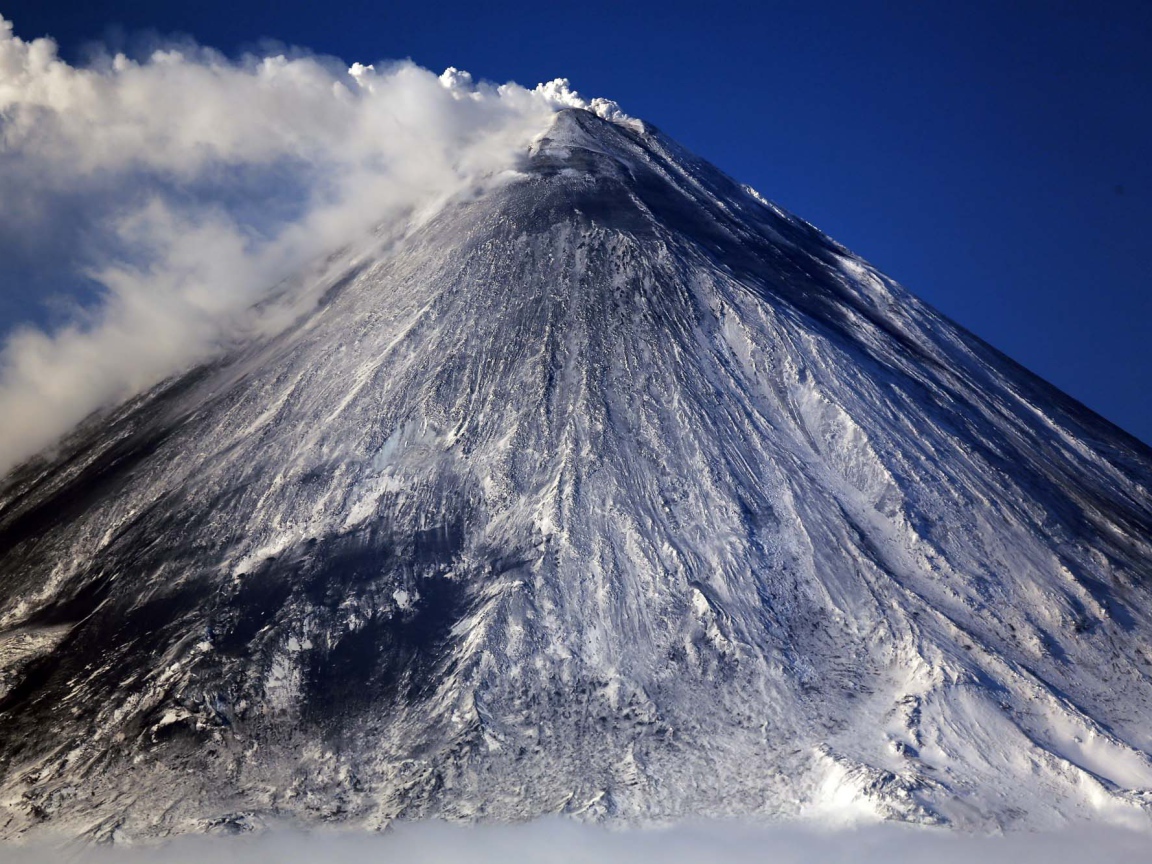 Белый дым выходит из вулкана Ключевская сопка 