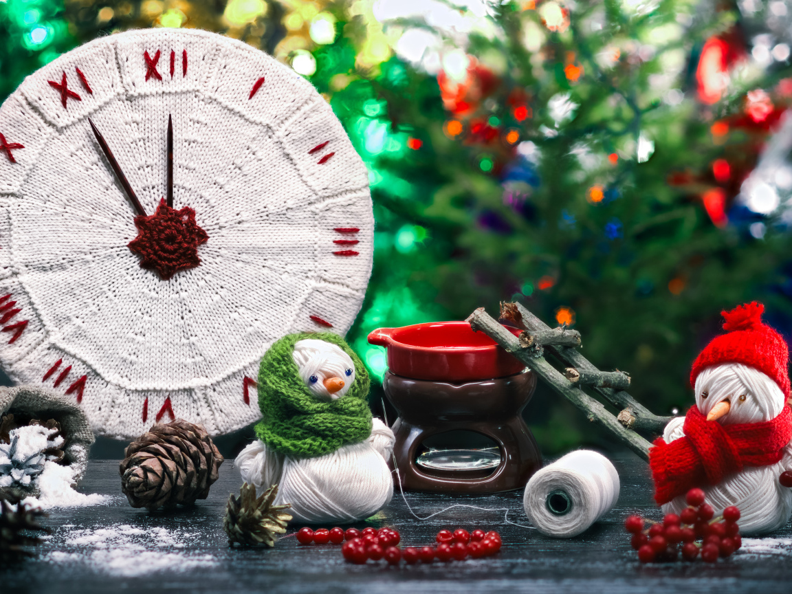 Новогодние часы со снеговиками из нитей